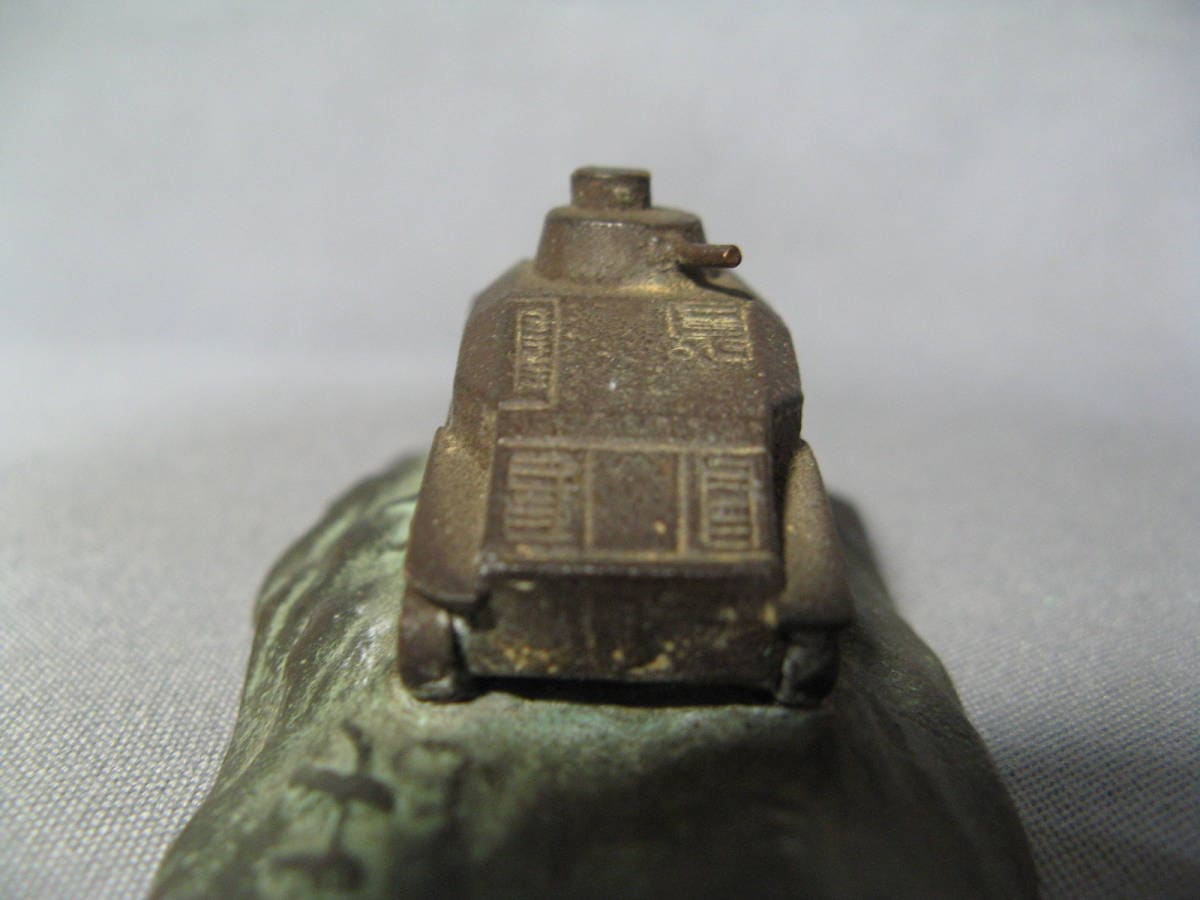 Mitsubishi Heavy Industries Tokyo Tank Factory Commemorative  Paperweight.jpg