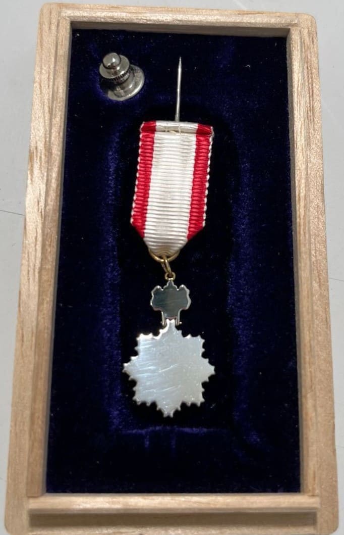 Modern  Miniature of Japanese order of Rising Sun 5th class.jpg