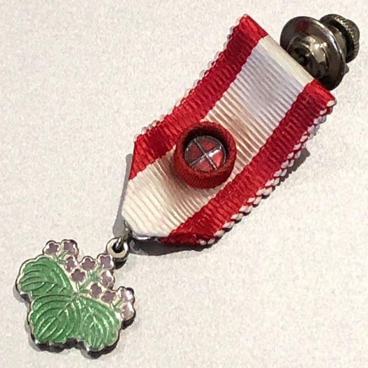 Modern Miniature of Japanese order of Rising Sun 7th class.jpg