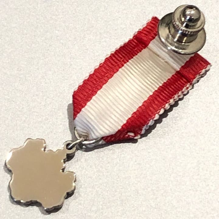 Modern Miniature of Japanese order  of Rising Sun 7th class.jpg
