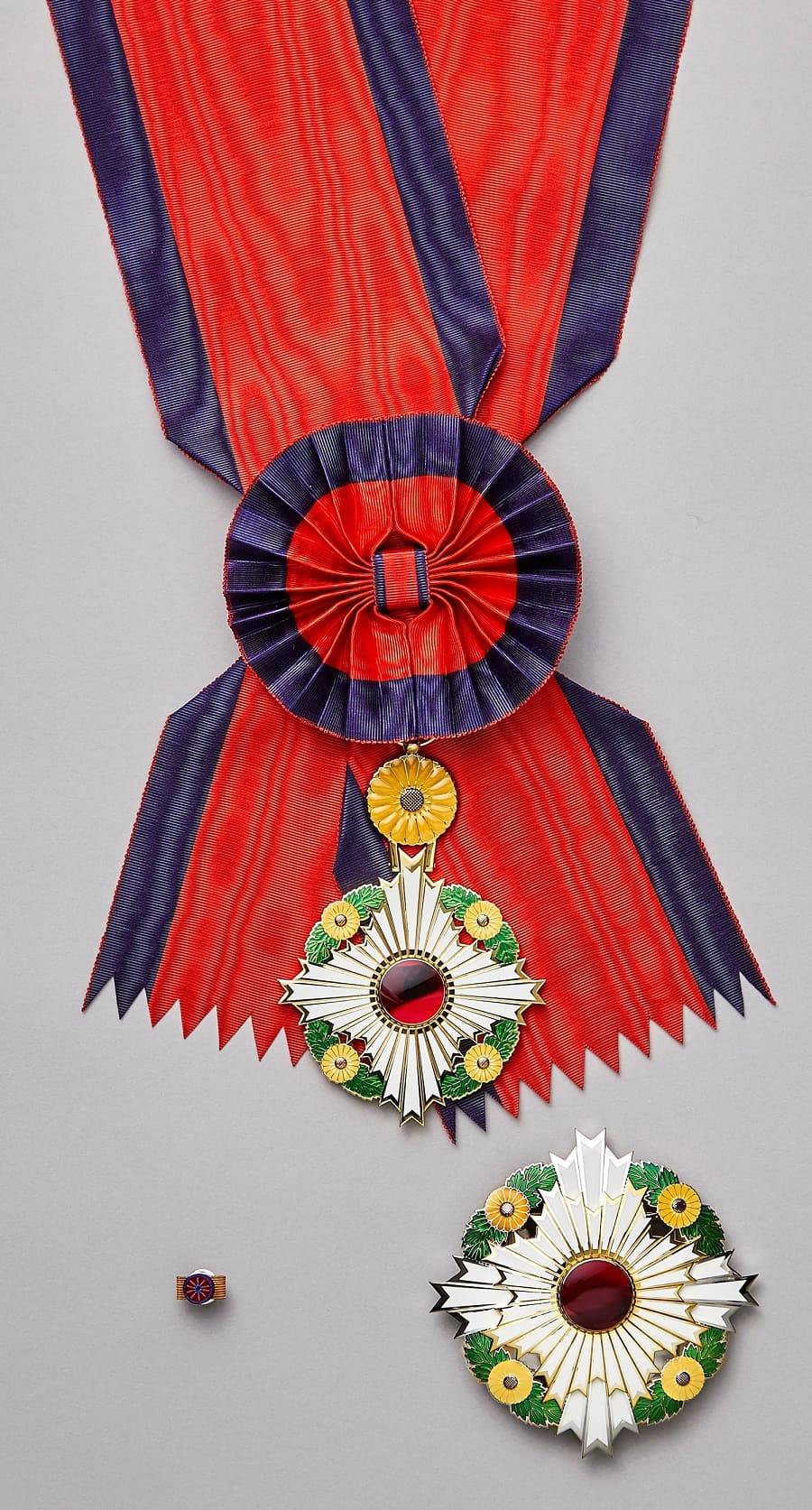 Modern (type 2003) Collar and Grand Cordon of the Order of the Chrysanthemum.jpg