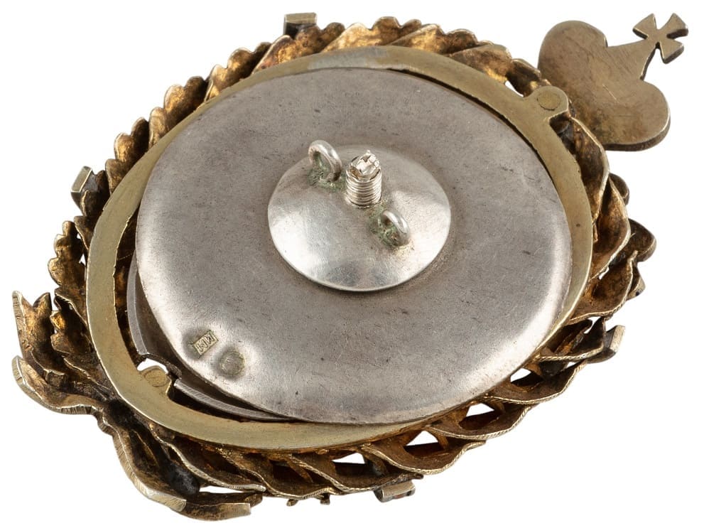 Moscow Archaeological Institute  Badge made by the Moscow workshop of Ivan Mnekin.jpg