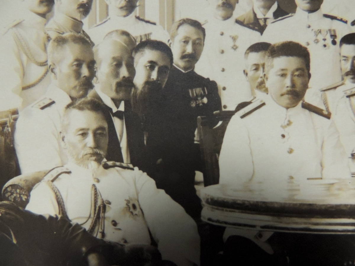 日露戦争直後東郷大将一行満州視察の際旅順鎮守府階上ベランダ二於テ記念写真`.jpg