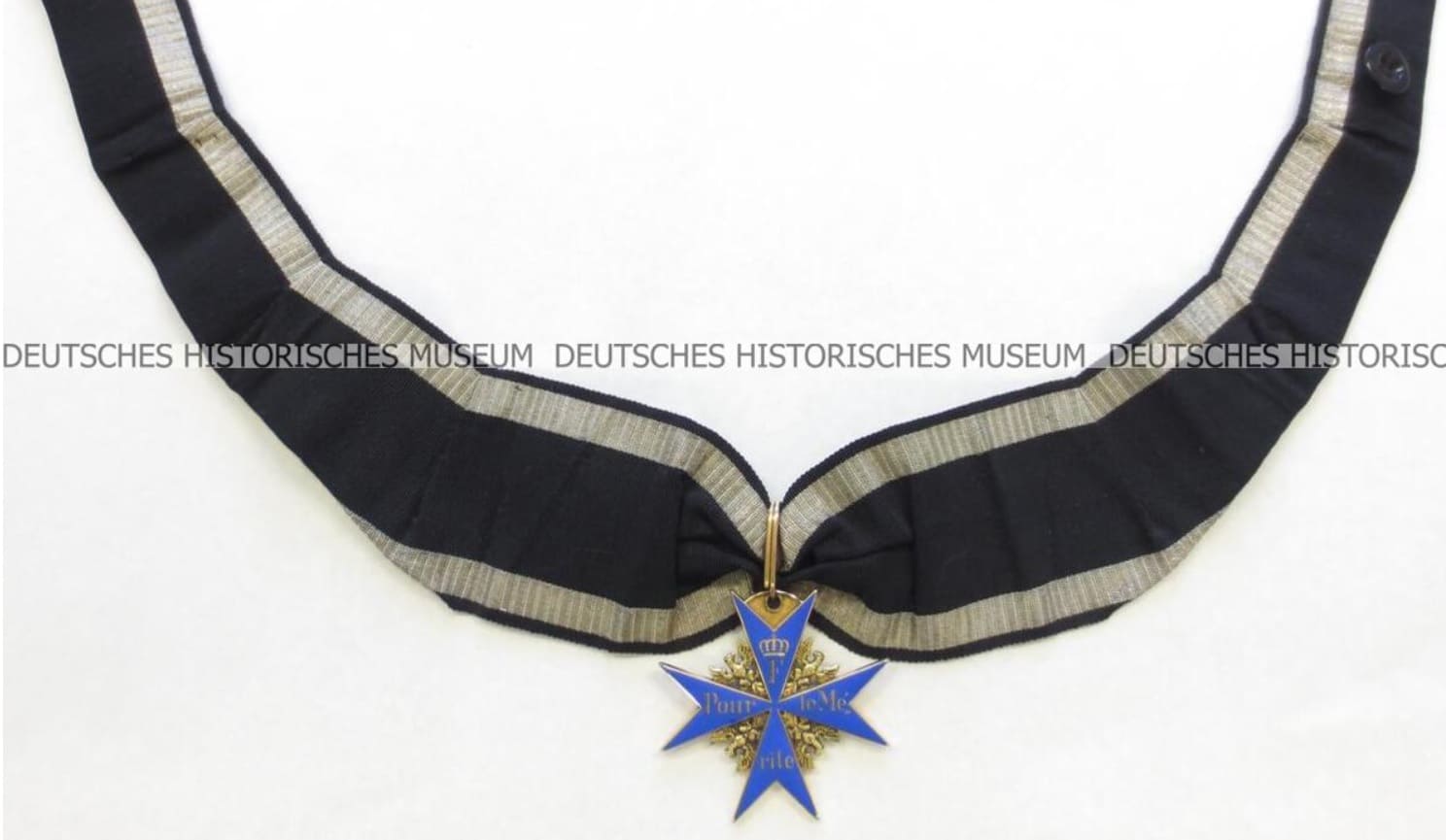 Orden Pour le Mérite, Kreuz des Ordens mit Band.jpg