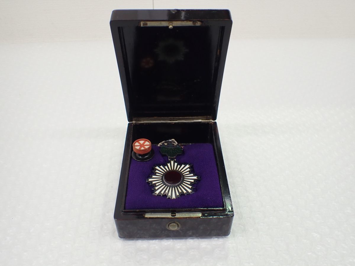 Order of Rising Sun in Early Square Lacquer  Case Hirata  workshop.jpg