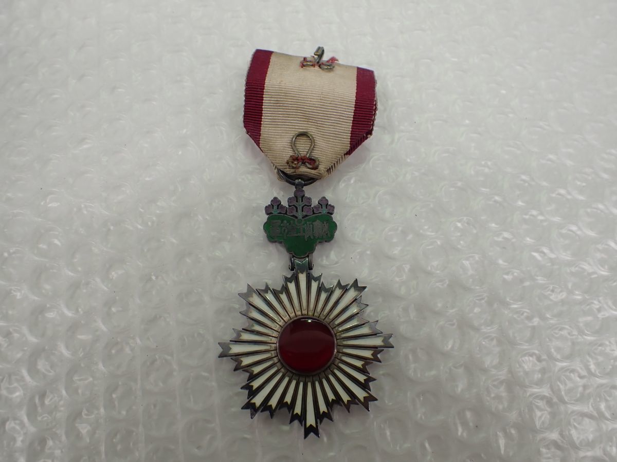 Order of  Rising  Sun in Early   Square Lacquer Case Hirata workshop.jpg