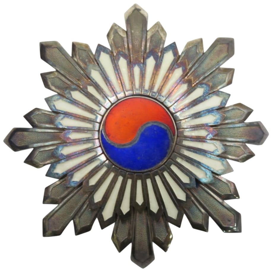 Order of Taeguk breast star.jpg