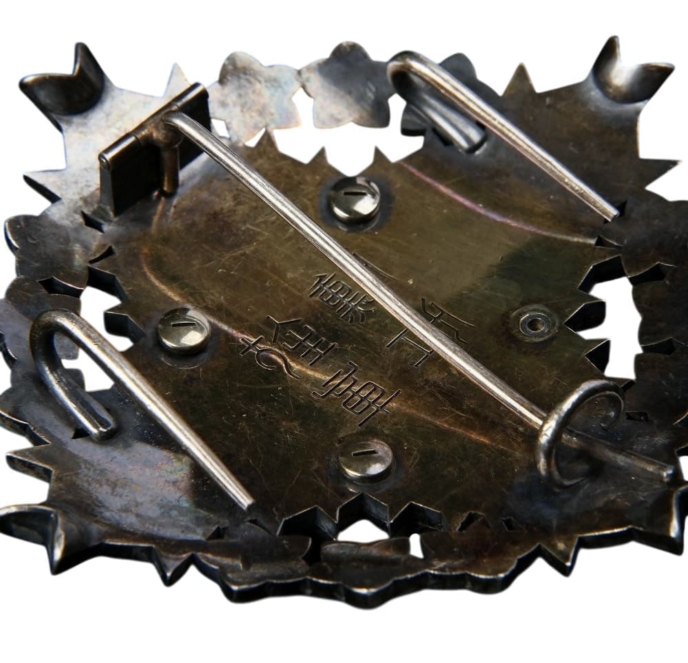 Order of the Paulownia Flower breast star.jpg