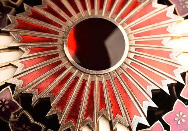 Order of the Paulownia Flowers breast star  marked ヒ.jpg