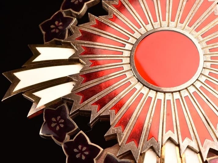 Order  of the Paulownia Flowers breast star marked ヒ.jpg