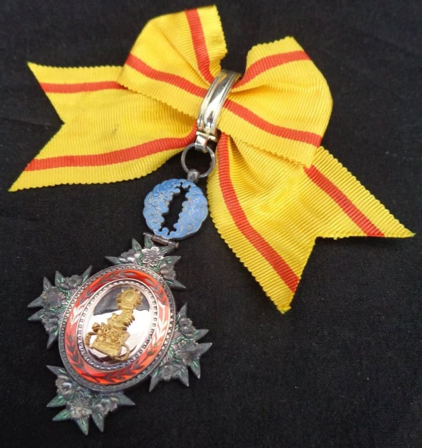Order of the Precious Crown marked M.jpg