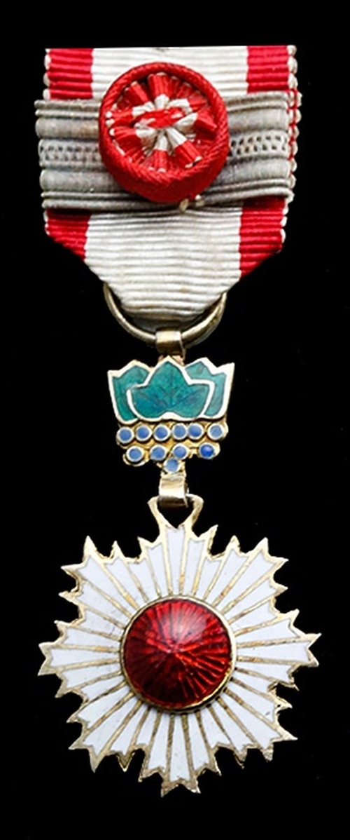 Order of the Rising Sun, 32mm including paulownia flowers x 20mm.jpg