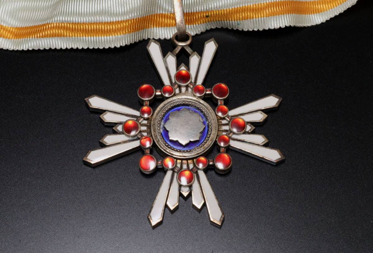 Order of the Sacred Treasure with mark ヒ.jpg