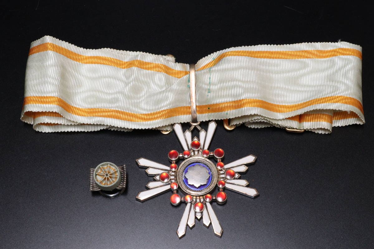 Order of the Sacred Treasure with  mark ヒ.jpg