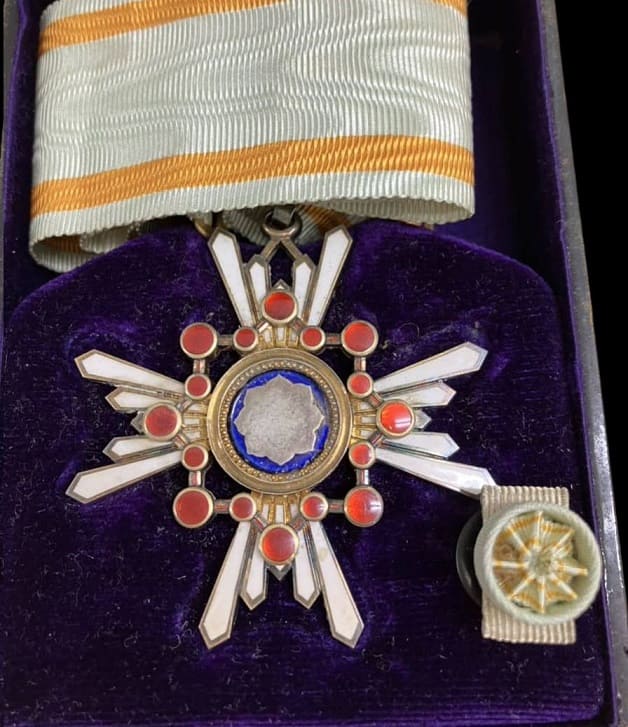 Order of the Sacred  Treasure with mark ヒ.jpg