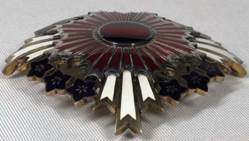 Order of_the_Paulownia Flowers rosette.jpg