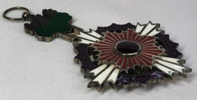 Order of_the_Paulownia_Flowers_rosette.jpg