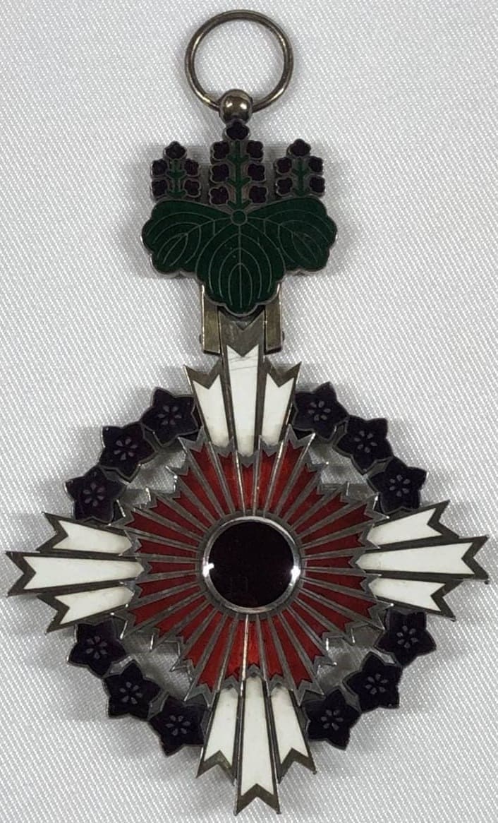Order_of_the Paulownia_Flowers.jpg