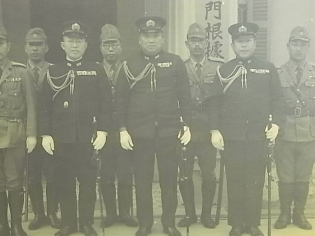 Photo with Japanese Aide-de-camp to the Emperor (Chamberlain) Badge.jpg