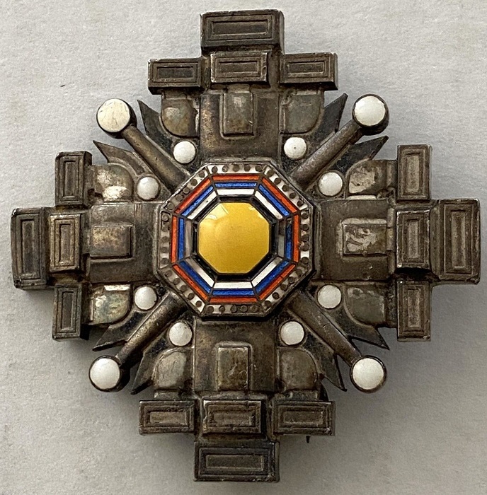 Pillars of the State order converted into brooch.jpg