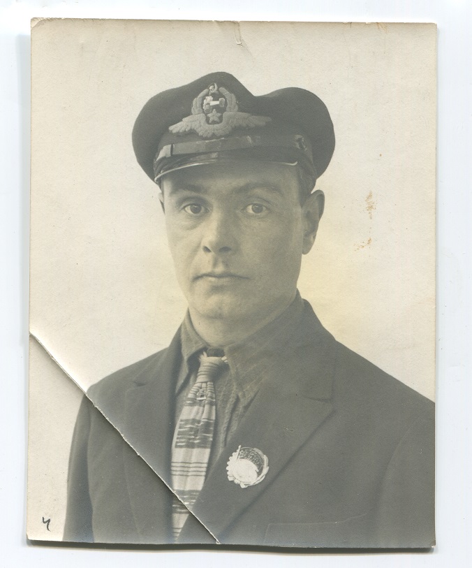 Pilot with the Dobrolyot hat badge.jpg