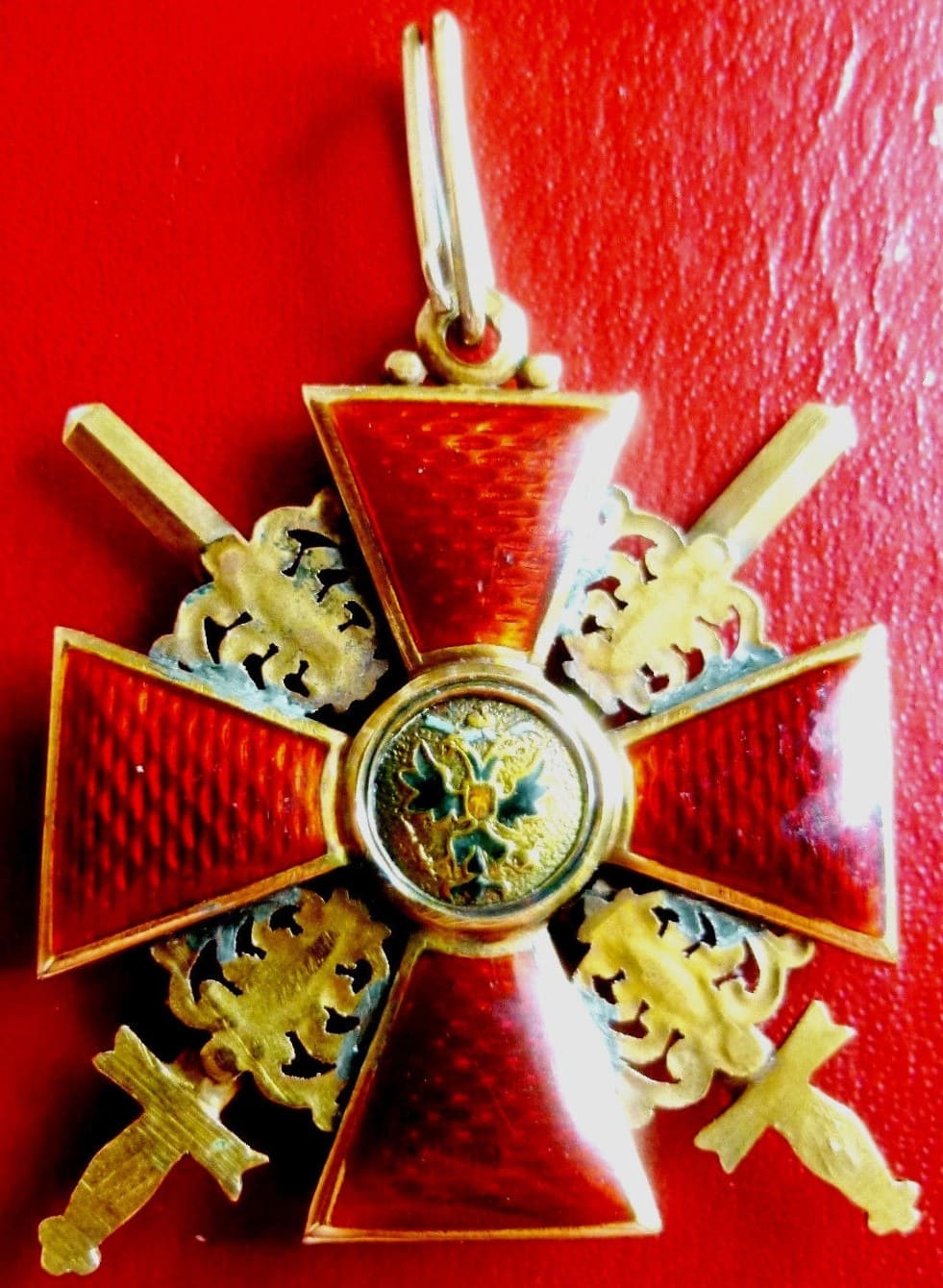 Поддельный орден Святой Анны для нехристиан с мечами.jpg