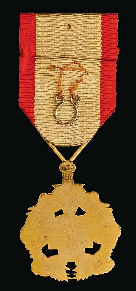 Qing  China Red Cross Medal 大清國紅十字會章.jpg