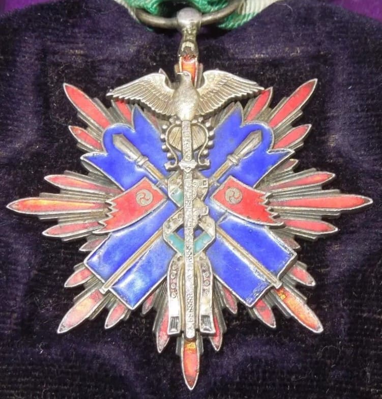 Repaired Order of Golden Kite 5th class.jpg