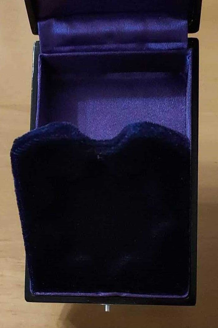 Replica of 4th class Golden Kite Order  Case.jpg