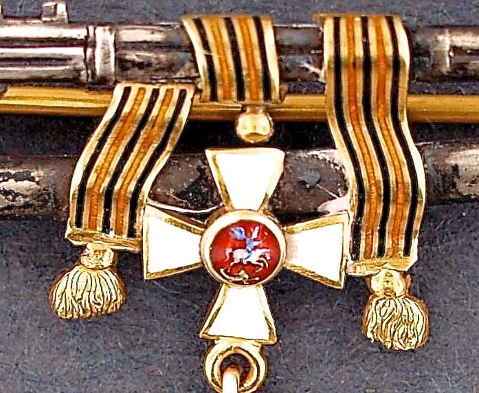 Russian-made miniature with pin in the form of weapon For Bravery.jpg