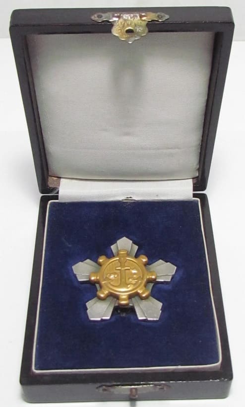 船員勤勞章 Seaman's Diligence Badge and additional  inscription 海務院.jpg