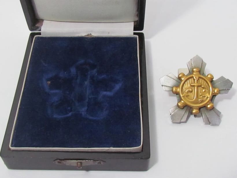 船員勤勞章 Seaman's  Diligence Badge and additional inscription 海務院.jpg