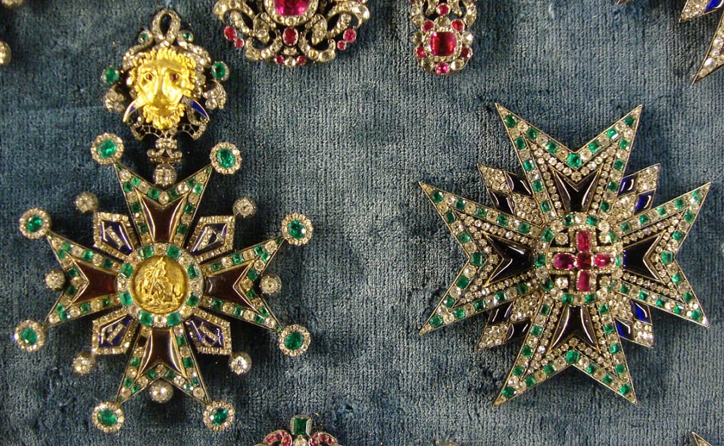 Set with emeralds.jpg