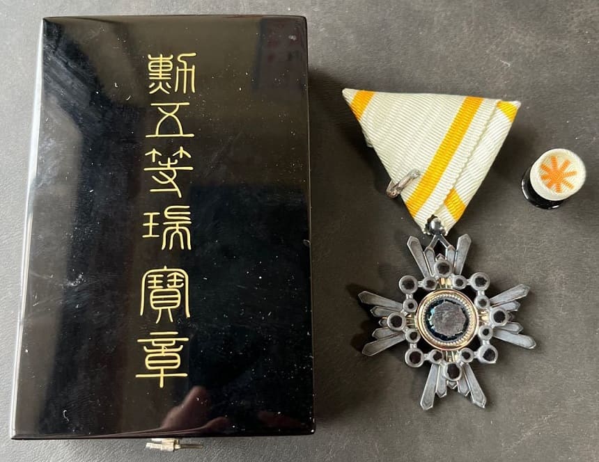 Sick 5th class Sacred Treasure order  from 1980+ time period.jpg
