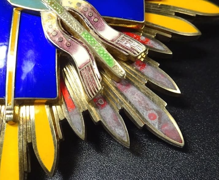 Sick breast star of  the Golden Kite order from Meiji era.jpg