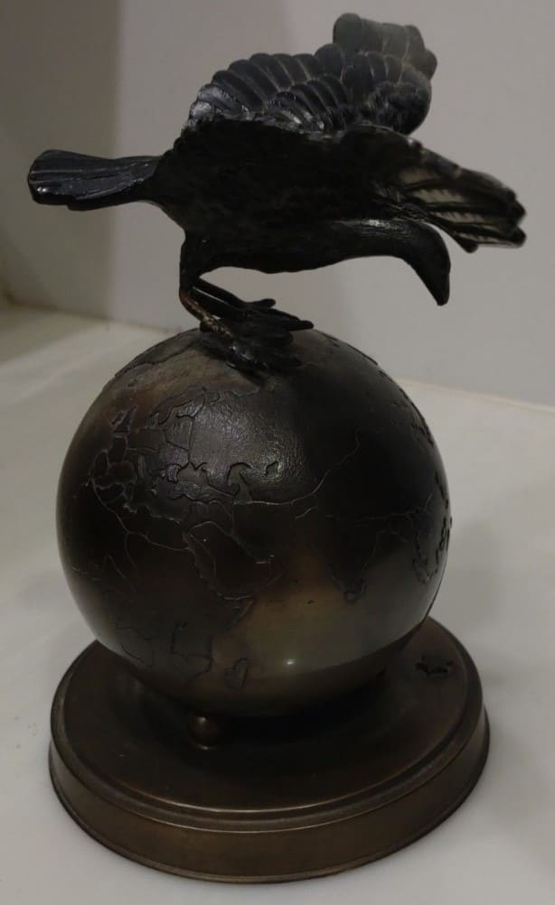 Statue  of Three-legged Raven Yatagarasu.jpg