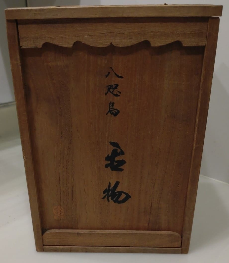 Statue of  Three-legged  Raven Yatagarasu.jpg