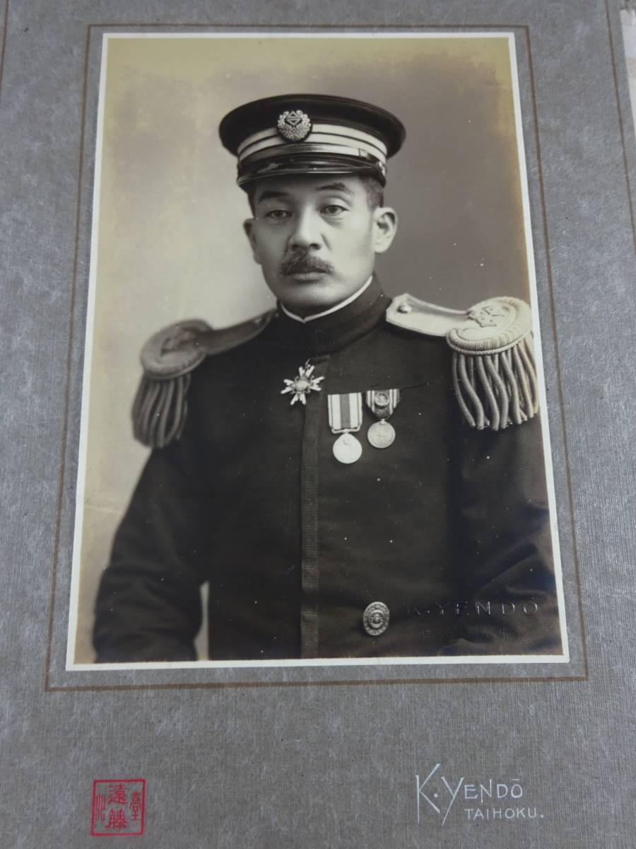 Taiwan Railways Administration Servant with Awards.jpg