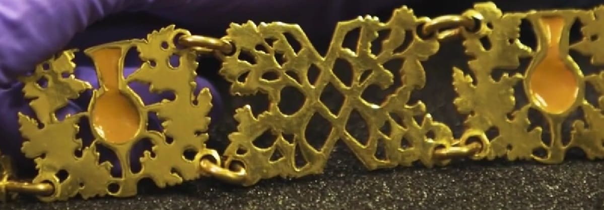 Thistle  order collar back.jpg