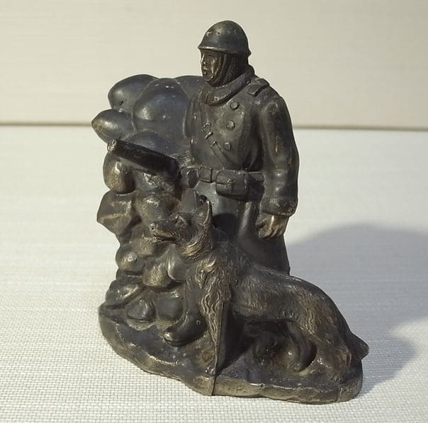 歩哨兵と軍用 犬 アンチモニー貯金箱.jpg