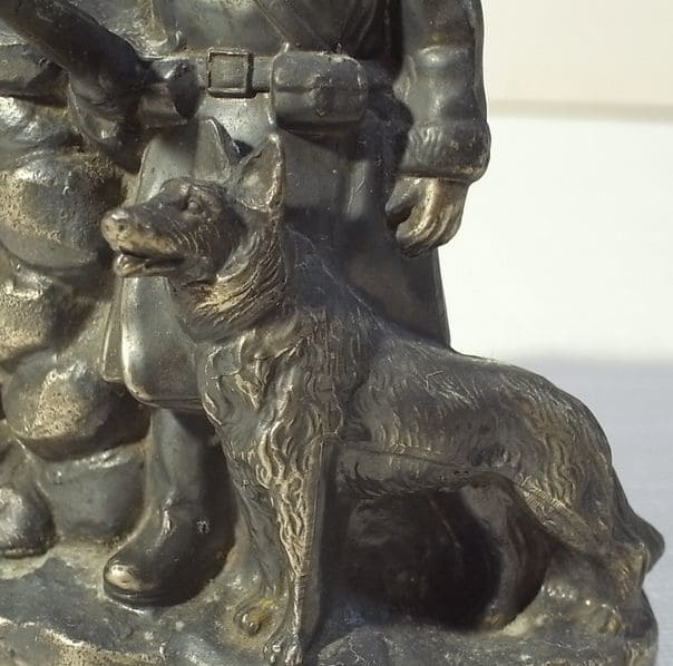 歩哨兵と軍用犬 アンチモニー貯 金箱.jpg