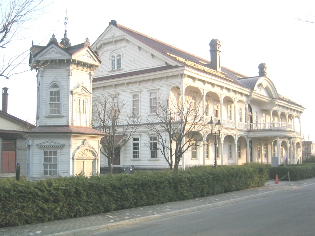 六角堂と旭川市彫刻美術館.jpg