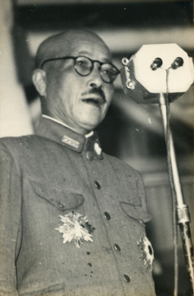 Tojo with Golden Kite order.jpg
