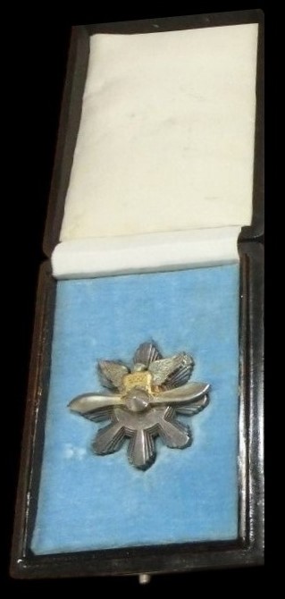 Type 1943 badge Aviation  Diligence Badge with case for the Governor-General of Korea.jpg