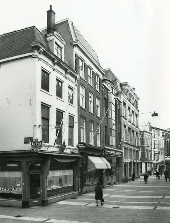 Van Wielik's store at Noordeinde 9-1.jpg