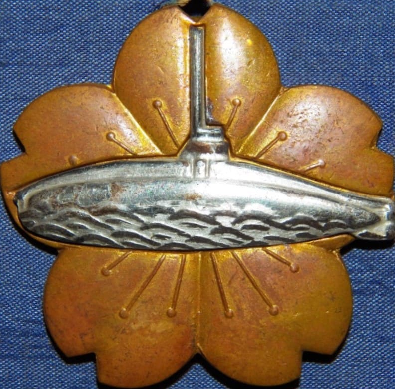 Wide Hook type of Japanese Submariner Badge.jpg