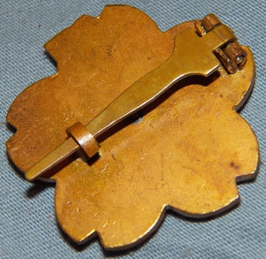 Wide  Hook type of Japanese Submariner Badge.jpg