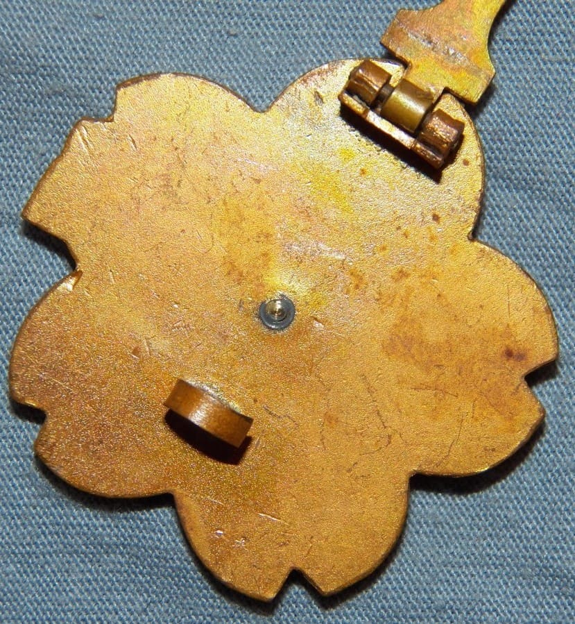 Wide Hook type of Japanese  Submariner Badge.jpg