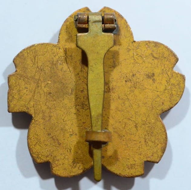 Wide Hook type of Japanese  Submariner Badge.jpg