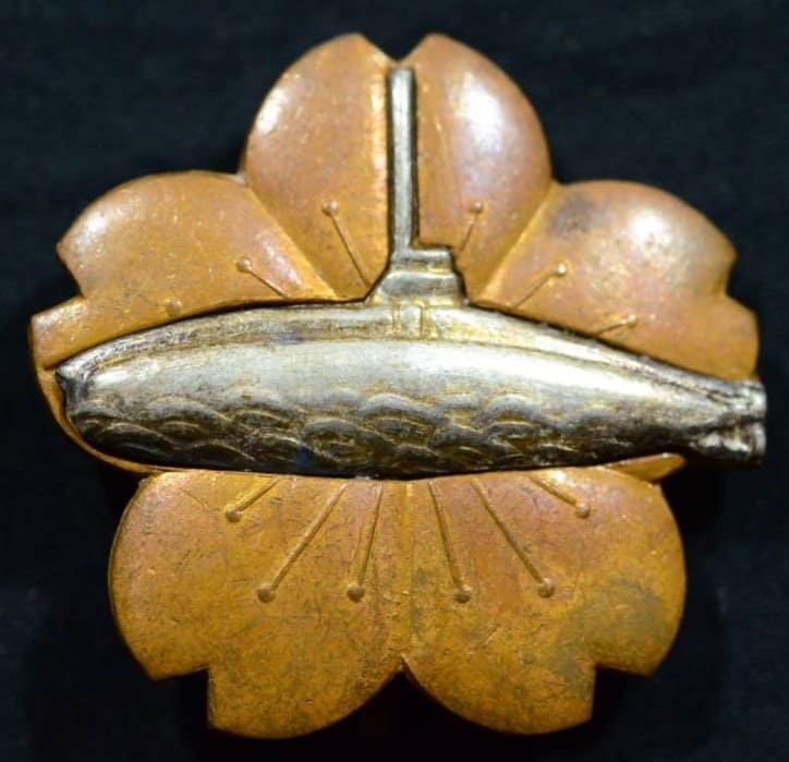 Wide Hook type  of Japanese Submariner Badge.jpg